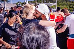 Når man ikke har set sin familie i 43 døgn, 1 time og 35 minutter, skal der lange kram til.