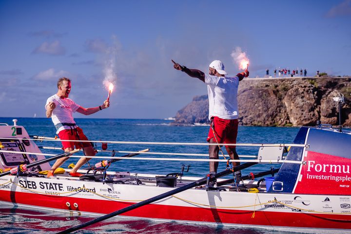 De to roere fejrer mållinjen med flares.