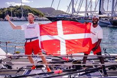 Dannebrog foldet ud i den milde brise på Antigua. Mållinjen er nået.
