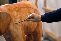 Benjamin Abana er billedkunstner og har dansk/nigeriansk baggrund. På hans elefant træder mennesket frem som omdrejningspunkt: et blik på relationer, identitet og det, vi bærer med os. Her er han ved at skabe sit værk.