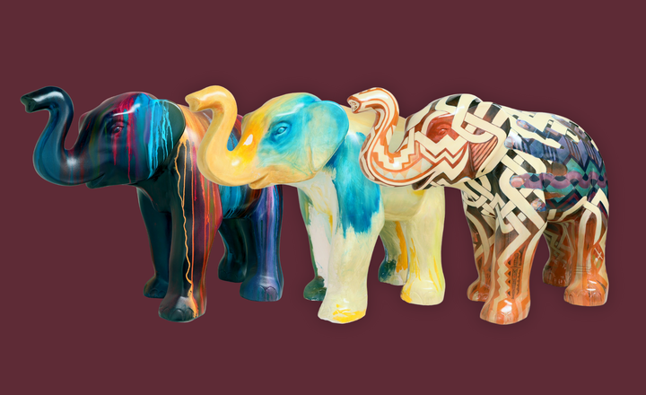 Tre af de i alt 30 dekorerede elefanter ses side om side