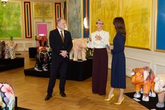 Direktør Marianne Skjold og formand Torsten Bjørn Jacobsen, Psykiatrifonden, taler med Psykiatrifondens protektor gennem 20 år, H.M. Dronningen, om organisationens 30-års jubilæum.