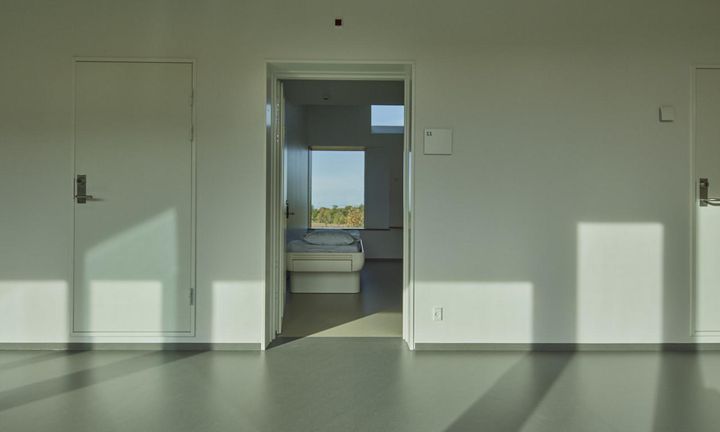 Billede af åben dør til patientstue på psykiatrisk hospital Skt. Hans i Roskilde.