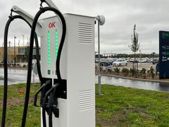 Nye ladestandere med lynhurtig grøn strøm til elbiler i Aarhus Airport