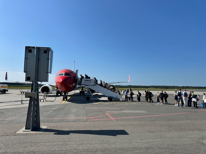 Fra Aarhus Airport betjener Norwegian ruterne til Alicante, Malaga og Mallorca. Her kan rejsende vælge at købe flybillet eller en pakkerejse med blandt andet Apollo Rejser, Spies, Bravo Tours, Sunweb, TUI og Corendon.