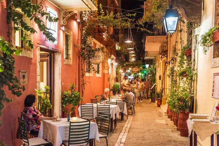 Oplev det ægte og autentiske Grækenland og Albanien. Nu er der flere rejsemuligheder til Kreta, hvor du kan opleve alt fra familievenlige Platanias til strandparadiset Rethymnon. I højsæsonen kan du også opleve Parga, Sivota, Zagorias bjerglandskaber og Kanali-kysten på det græske fastland - og krystalklart vand i Albanien.