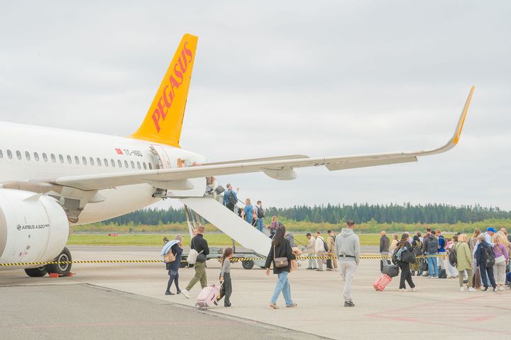 Pegasus flyver to gange om ugen fra Aarhus til Antalya og servicerer både chartergæster og seat-only rejsende. De to ugentlige afgange giver passagererne større fleksibilitet og mulighed for at sammensætte rejser i netop den længde, der passer deres behov.