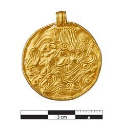 Guldbrakteat vejer 3,36 gram. Det er fra 400-500-tallet, og det har været et smykke båret af magtfulde mænd eller kvinder. Det blev fundet ad en detektorfører i 2019.