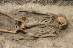 Manden døde som 50-årig. Han bliver lagt i jorden i en grav ved Otterup i sidste halvdel af 1000-tallet. I 2005 graver arkæologer fra Odense Bys Museer ham ud.  Analyser viser, at den 182 cm høje mand har haft et hårdt liv. Han har slidte tænder, han har en lungesygdom, og hans krop er mærket af hård vold. Undersøgelser viser også, at manden levede af en solid bondekost med rigeligt kød og lejlighedsvis fisk på menuen.