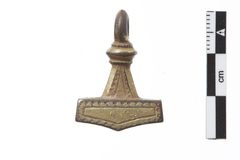 Thors hammer er en af vikingetidens mest almindelige amuletter. Når de findes i grave, drejer det sig næsten udelukkende om kvindegrave. I mytologien beskrives et bryllupsritual, hvor Thors hammer bliver lagt i skødet på bruden og hammeren er formentlig et frugtbarhedssymbol.