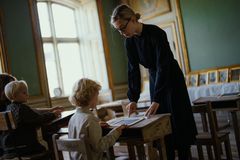 Skriv med gotisk skrift på tavlerne i skolestuen i 1850. Foto Joakim Züger