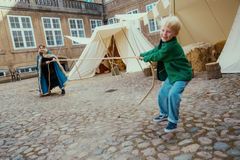 Torvtrækning og andre styrkeprøver i vikingetiden. Foto Joakim Züger