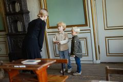 Stå skoleret i skolen i 1850. Børnehænder inspiceres. Foto Joakim Züger