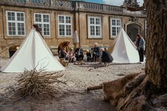 På besøg i stenalderen hvor jægeren viser, hvad der skal til for at overleve. Foto Joakim Züger