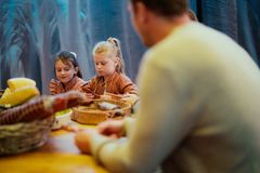 Fedtemadder og bollemælk. Det kræver madmod at spise bondens kost for 200 år siden.