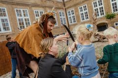 Uden bue og pil får du ikke mad. Børn lærer at jage som i stenalderen. Foto Joakim Züger
