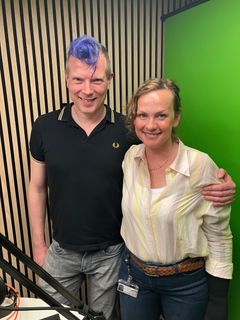Vært Jeanette Varberg og Rasmus Rosenørn, museumsinspektør på Danmarks Rockmuseum. Rosenørn fortæller om Inge-Birthe og Gummi Jørns Rock'n'roll-eventyr i 1950'erne.