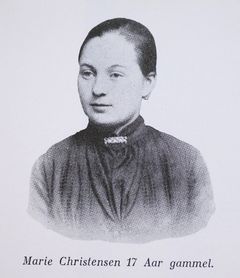 Marie Christensen er fuld af forventninger, da hun som 16-årig starter som tjenestepige hos en lægefamilie. Men hendes drømme dør i mødet med den barske virkelighed i slutningen af 1800-tallet.