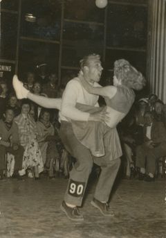 Inge-Birthe og Gummi-Jørn til VM-finalen i Rock ‘n’ Roll i 1952. I efterkrigstidens Danmark frygter de ældre generationer, at den nye Rock ‘n’ Roll-kultur vil forpurre ungdommen og gøre unge til voldsparate dagdrivere.