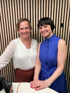 Vært Jeanette Varberg og Linda Nørgaard Andersen, vicedirektør på Arbejdermuseet, i studiet. Linda Nørgaard Andersen fortæller om tjenestepigen Marie Christensen.