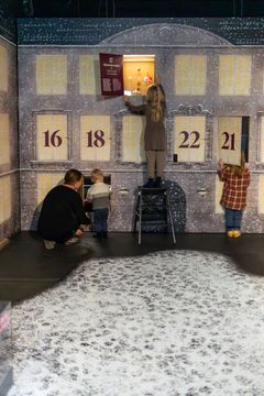 Gå på opdagelse i en overdimensioneret julekalender. Åbn kalenderlågerne og se både de ældste og de nyeste juleskikke.