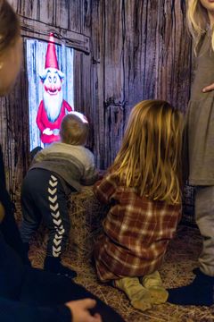 I gamle dage boede der en lille gårdbo på loftet, som hed Niels eller Nis. Han var på størrelse med et 10-årigt barn og gik altid med rød tophue. Nissen passede både mennesker og dyr, men kun hvis han blev behandlet med respekt og fik sin skål grød! Glemte man grøden, kunne den ellers hjælpsomme Nis blive både fornærmet og hævngerrig.
