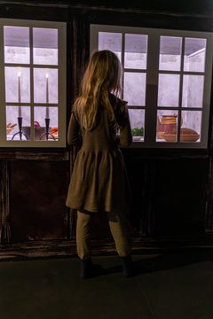 På bondegård i slutningen af 1700-tallet er alle rykket indenfor. Der er meget på spil julenat. Tiden danner nemlig en sprække, hvor underverdenen kan trænge ind. Gå på opdagelse på gården og få lille Jens’ historie.