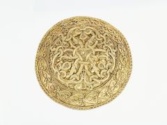 Hornelundespænde 1 Skatten er fundet tæt ved Varde i 1892. Den indeholder en armring og to dragtspænder af guld. De to spænder er blandt de fineste eksempler på guldsmedekunst fra Danmarks vikingetid.