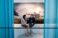 Gæster i Østgrønland i udstillingen Ukendt Land. Foto Nationalmuseet