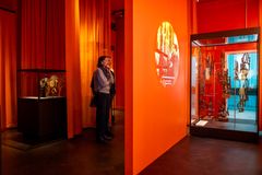 Mand og kvinde ved Kjersmeirs samling. Foto Nationalmuseet