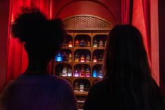 Gæster hos apotekeren i Konstantinopel i udstillingen Ukendt Land. Foto Nationalmuseet