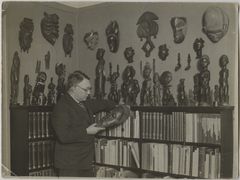 Kjersmeir i sin stue med sin samling. Foto Nationalmuseet