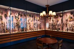 Besøg Kjersmeirs stue i Ukendt Land. Berømte kunstnere som Man Ray og Asger Jorn besøgte Kjersmeir for at se samlingen. Foto Nationalmuseet