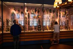 Gæster kigger på Kjersmeirs samling af afrikansk kunst. Foto Nationalmuseet