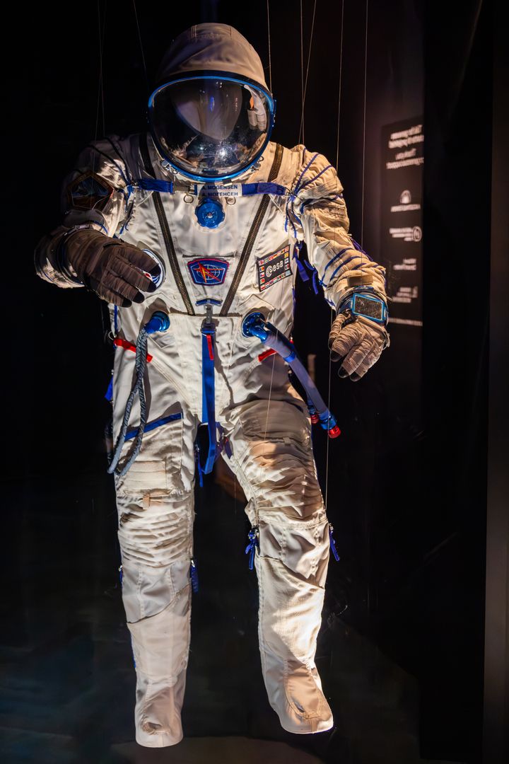 Andreas Mogensens rumdragt fra missionen i 2015. Rumdragten kan ses i udstillingen Ukendt Land. Foto Nationalmuseet