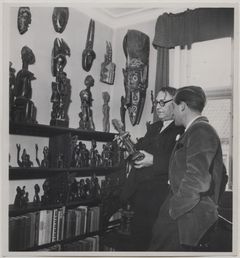 Kjersmeir viser sin samling. Foto Nationalmuseet