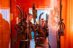 Gæster kigger på Kjersmeirs masker fra rejser i 1930erne i Østafrika. Foto Nationalmuseet