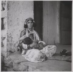 Kurdisk kvinde ammer sit barn