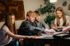 Gymnasieelever på besøg i 70er stuen