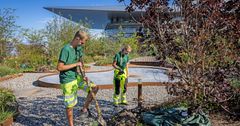 Operaparken i København Der er meget at tage fat på ved realiseringen af Operaparken – et nyt, grønt og rekreativt frirum midt i Københavns pulserende byliv. Der plantes over 80.000 stauder og 600 træer i fem tematiske haver med fokus på høj biodiversitet og artsrigdom. Med linjedræn, faskiner, små søer, regnvandsbassin og grønne tage håndteres store nedbørsmængder lokalt.