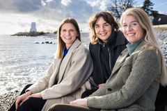 Bæredygtighedsteamet i idverde Danmark. Fra venstre: Emma Vibe Jørgensen, Mie Wittenburg og Kristine Wedø Bergstein. Foto: Berit J/idverde Danmark