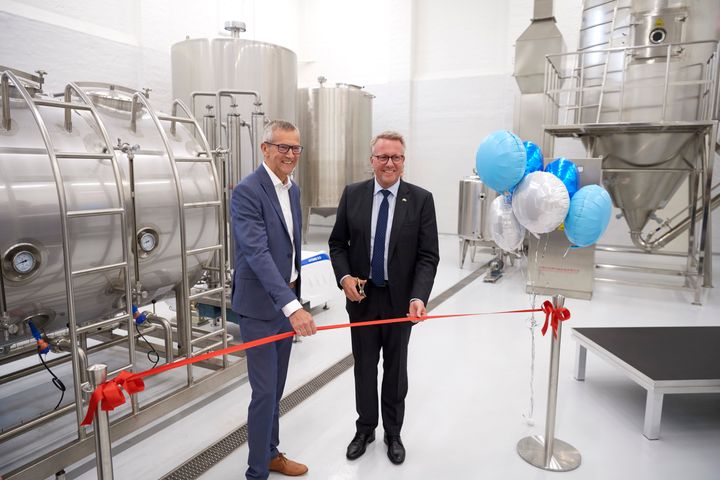 Erhvervsminister Morten Bødskov og Jens Stenbæk, bestyrelsesformand i Andel, indvier FermHub Zealand, Danmarks første center for industriel biofermentering.