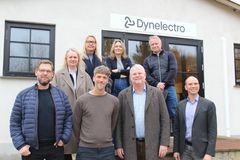 Fra venstre: Mads Nielsen (Head of Engineering, Dynelectro), Mette Jorsø (bestyrelsesleder, Erhvervshus Sjælland), Line Fossing Riel (direktør, Erhvervshus Sjælland), Søren Højgaard Jensen (grundlægger, Dynelectro), Pia Lindberg (CFO, Dynelectro), Tomas Breddam (borgmester, Roskilde Kommune), Jens Thornsen (erhvervschef, Roskilde Kommune) og Sune Lilbæk (CEO, Dynelectro)