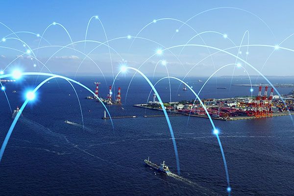 Moderne havn med skibe og digitalt netværk over vandet visualiseret som lysbuer.