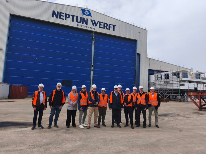 Danske maritime virksomheder styrkede samarbejdede på tværs af grænsen ved besøget hos Neptun Werft
