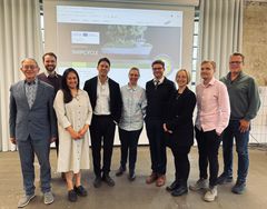 Ni personer står samlet foran et lærred med "ShipCycle"-præsentation under projektets kick-off-møde.