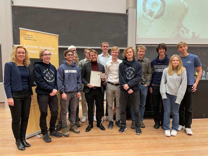 Modtager af H.C. Ørsted Medaljen i bronze Nicolai Bogø Stabell med nuværende og tidligere elever og SNUs præsident, professor Anja C. Andersen.