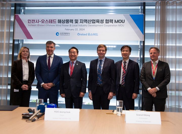 Photo from the signing. From the left: Ingrid Reumert, Ørsted's Head of Global Stakeholder Relations; Lars Aagaard, Danish Minister for Climate, Energy & Utilities; Yoo Jeong-bok, Incheon Metropolitan City Mayor; Thomas Thune Andersen, Chair of Ørsted's Board of Directors; Kim Hyung Gil, Korean Ambassador to Denmark; and Svend Olling, Danish Ambassador to Korea.