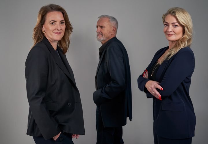 Forfattertrioen bag 'Døde sjæle synger ikke' hyldes af læserne med MARTHA prisen 2025.