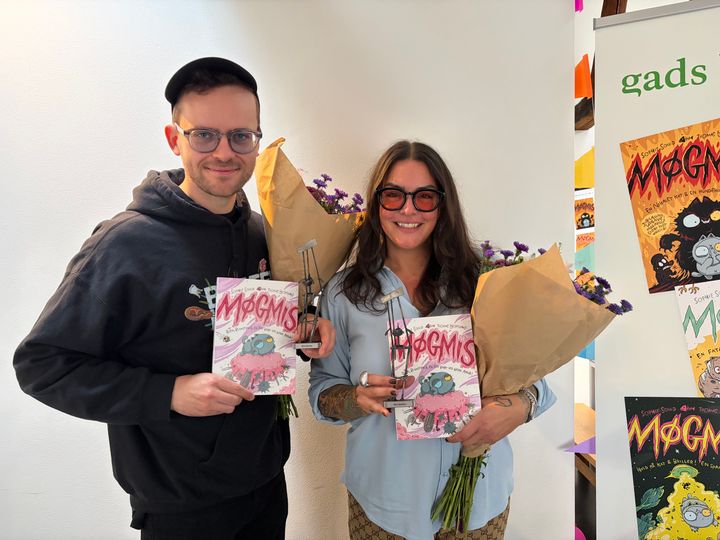 Thomas Hjorthaab og Sophie Souid modtog MINI-MARTHA-statuetterne for Årets Børnebog 2026.
